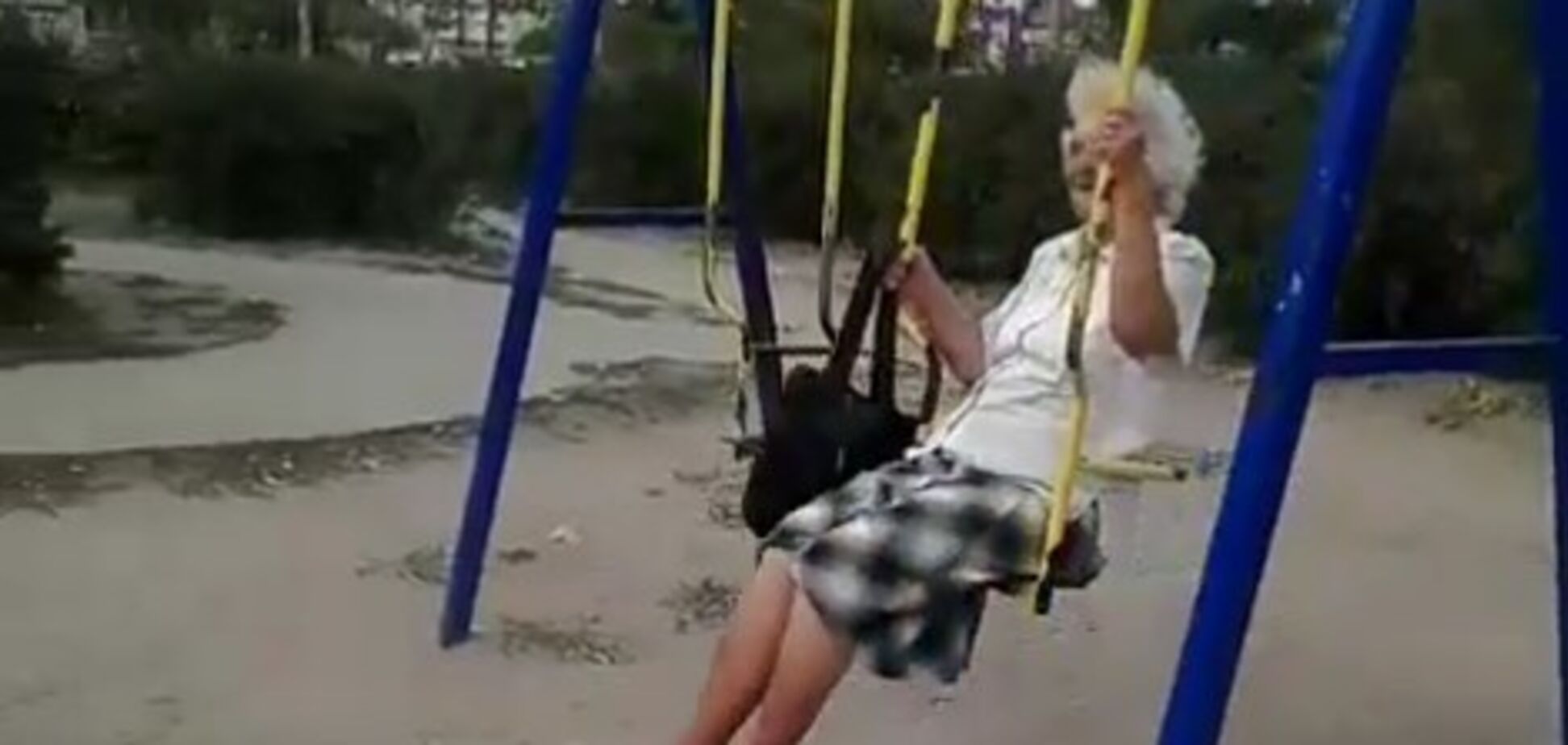 'Ноги треную': бабуся на гойдалках в Запоріжжі розвеселила мережу
