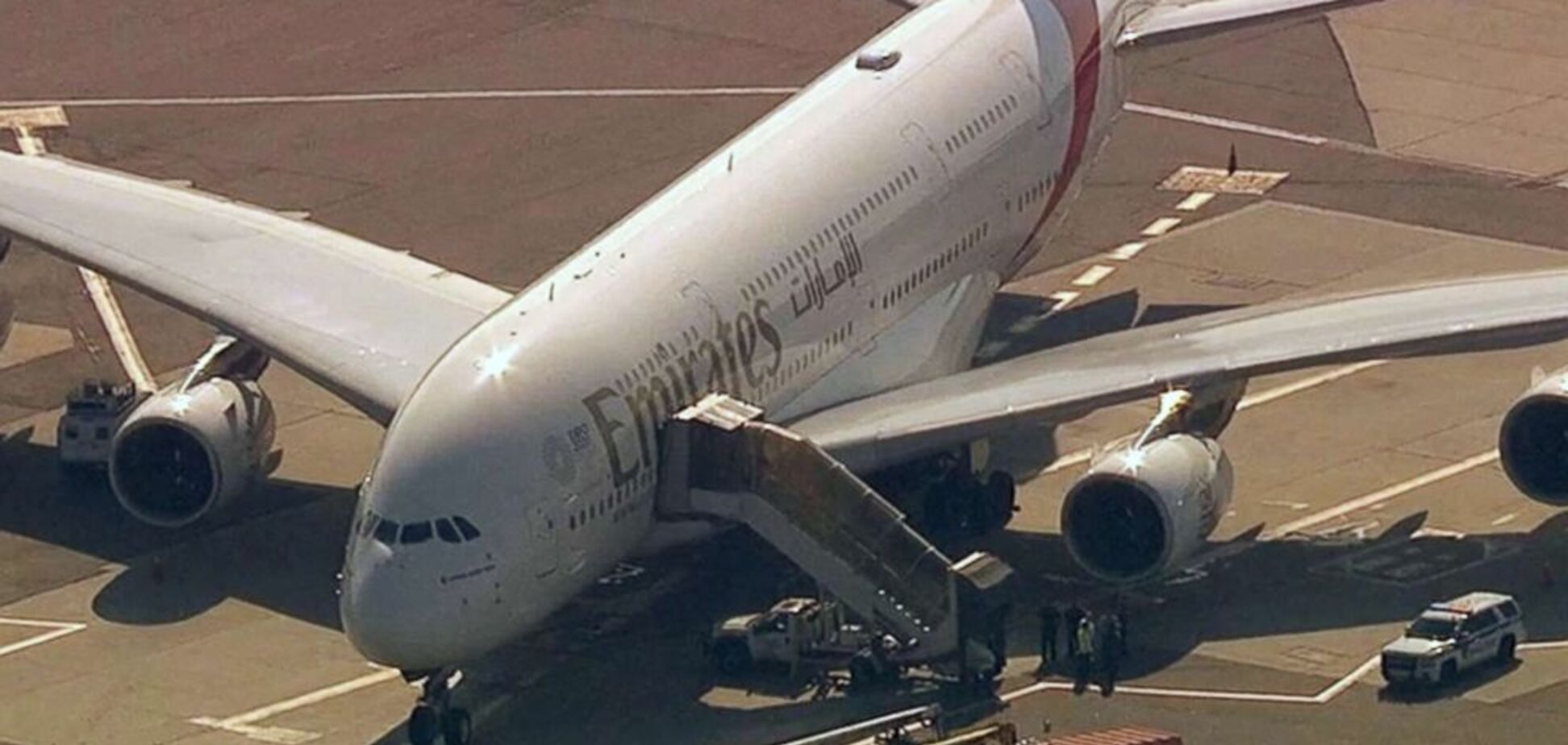 В США самолет поразила загадочная 'эпидемия': более 100 больных на борту