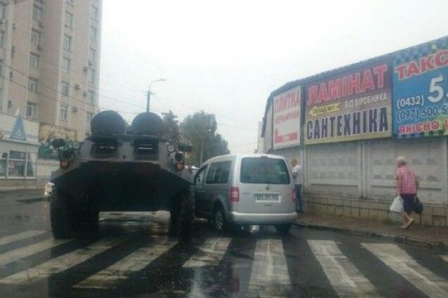 В Виннице автомобиль угодил в ДТП с БТРом: фотофакт