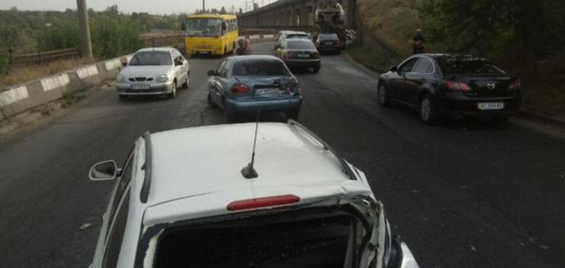 В Запорожье на мосту Преображенского водитель бетономешалки сбил четыре легковых автомобиля