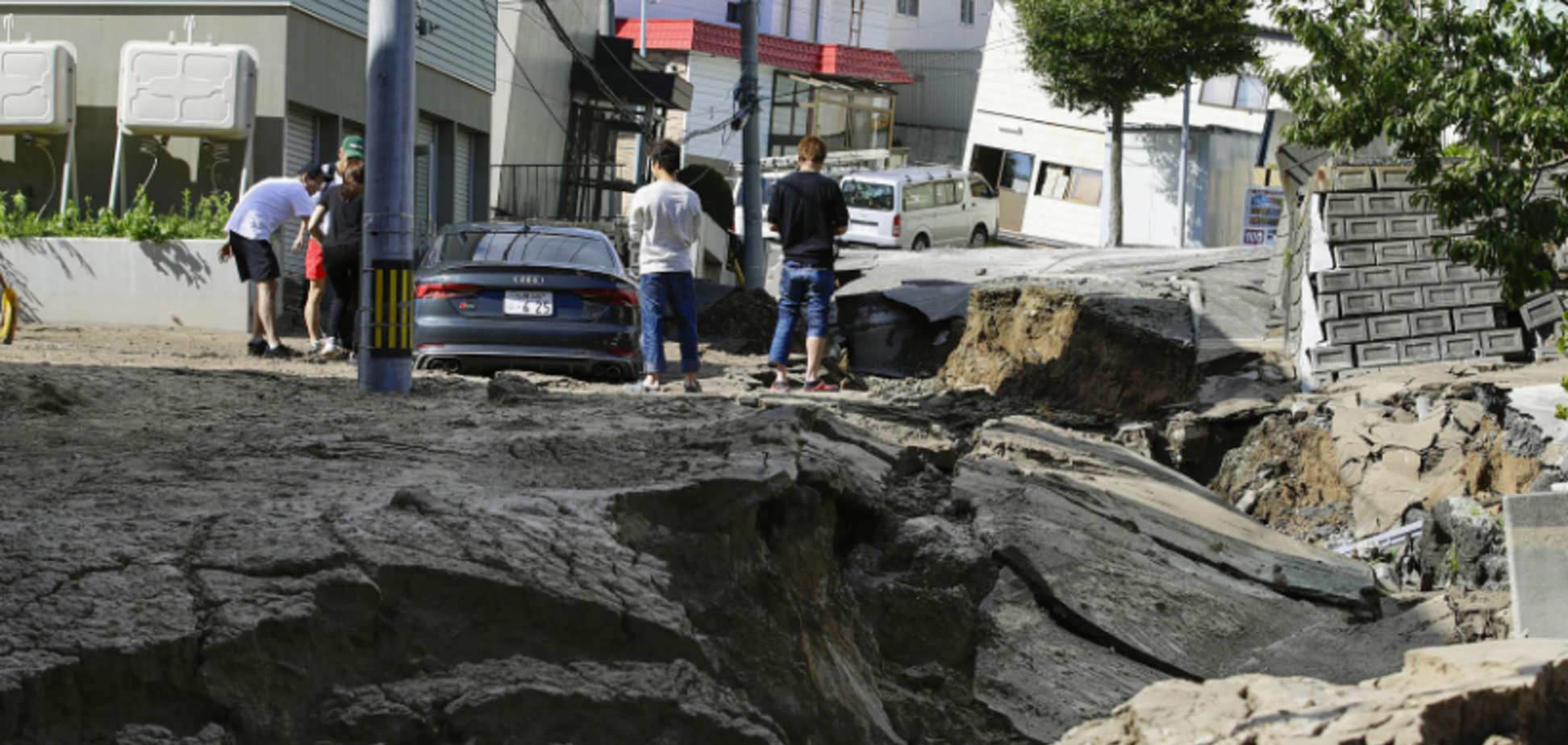 Асфальт навиворіт: Японію сколихнули два потужні землетруси. Фото і відео з епіцентрів