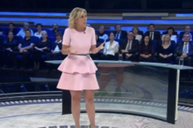 ''Под платьем микрофлора'': странный наряд Захаровой стал поводом для шуток