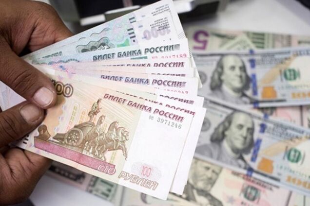 Российская валюта падает из-за новых санкций