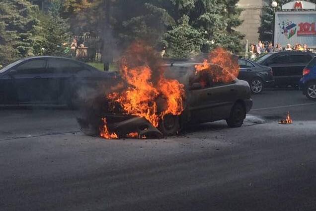 В Харькове на ходу загорелся автомобиль: видео с места ЧП