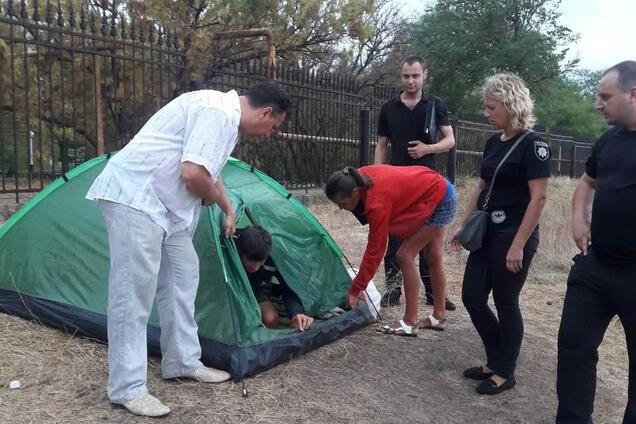 В Одессе семья поселилась на пляже: что произошло