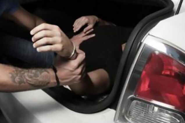 В Киеве похитили двух несовершеннолетних девушек: неожиданный поворот в истории