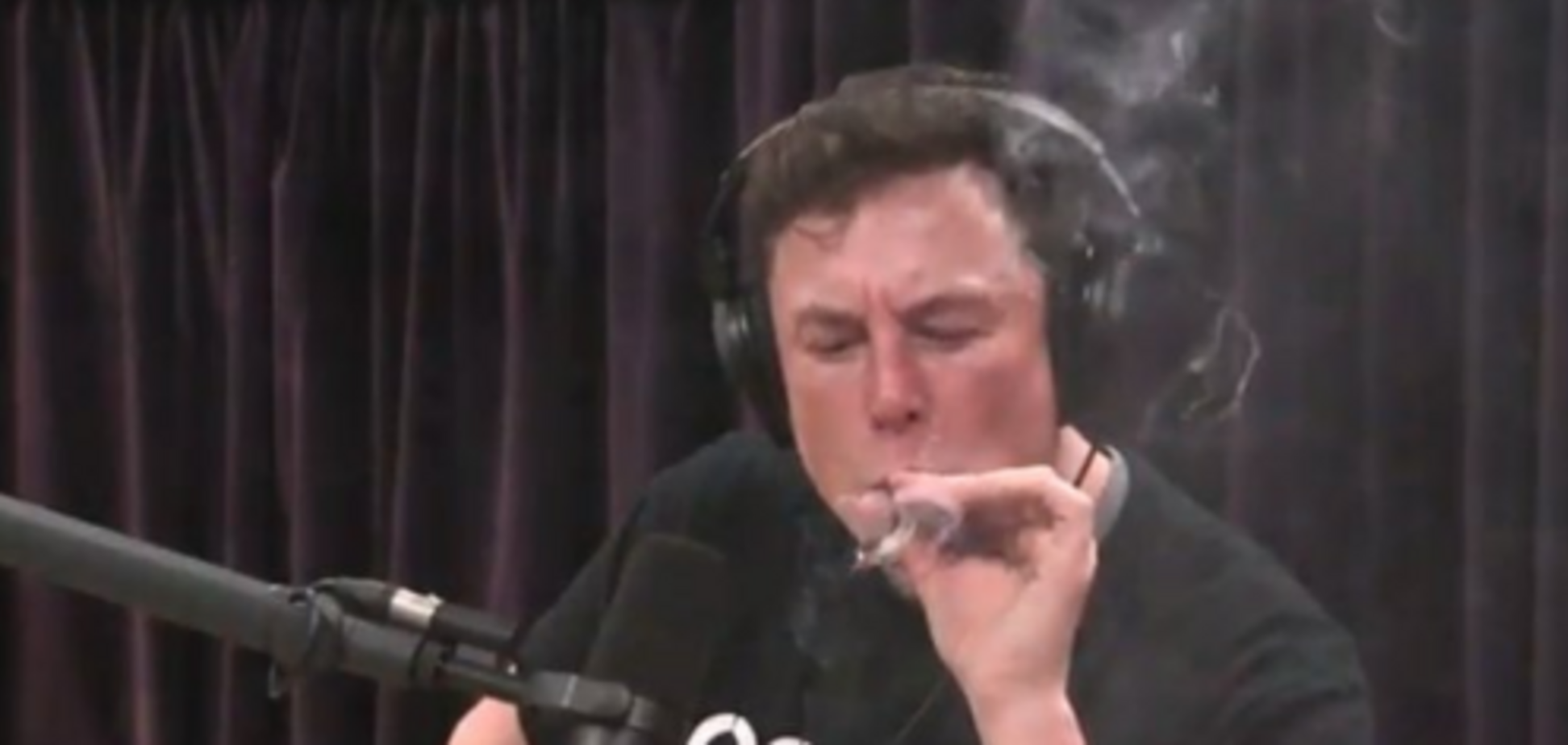 'Курнул и улетел на Марс': Илон Маск 'дунул косячок' в эфире, его поддержала мама с бокалом. Забавные видео и фото