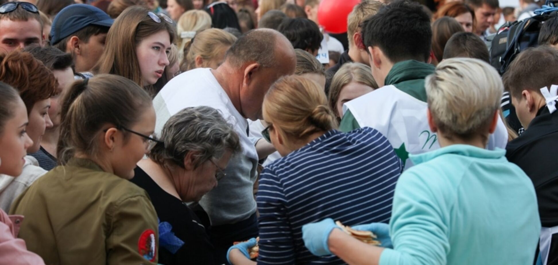 Піца з лопати і 'картопля' на голову: росіяни влаштували тисняву через їжу на святі