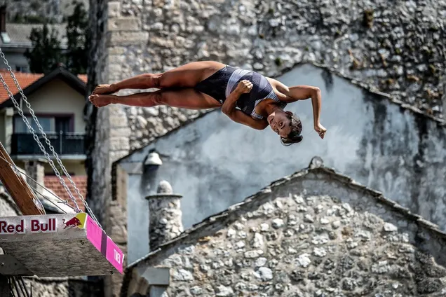 "Ці хлопці просто психи!" Як пройшов етап Red Bull Cliff Diving в старовинному Мостарі