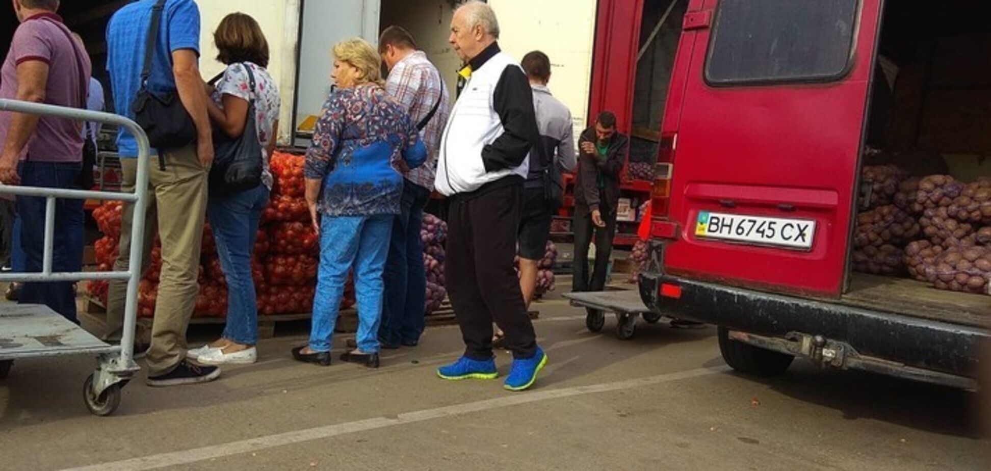 Ближайшего экс-соратника Януковича ''засекли'' на рынке в Киеве: фото