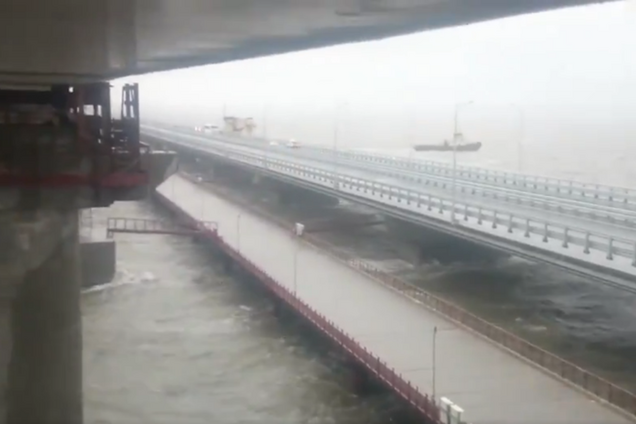 В Крымский мост врезался плавучий кран: ЧП попало на видео