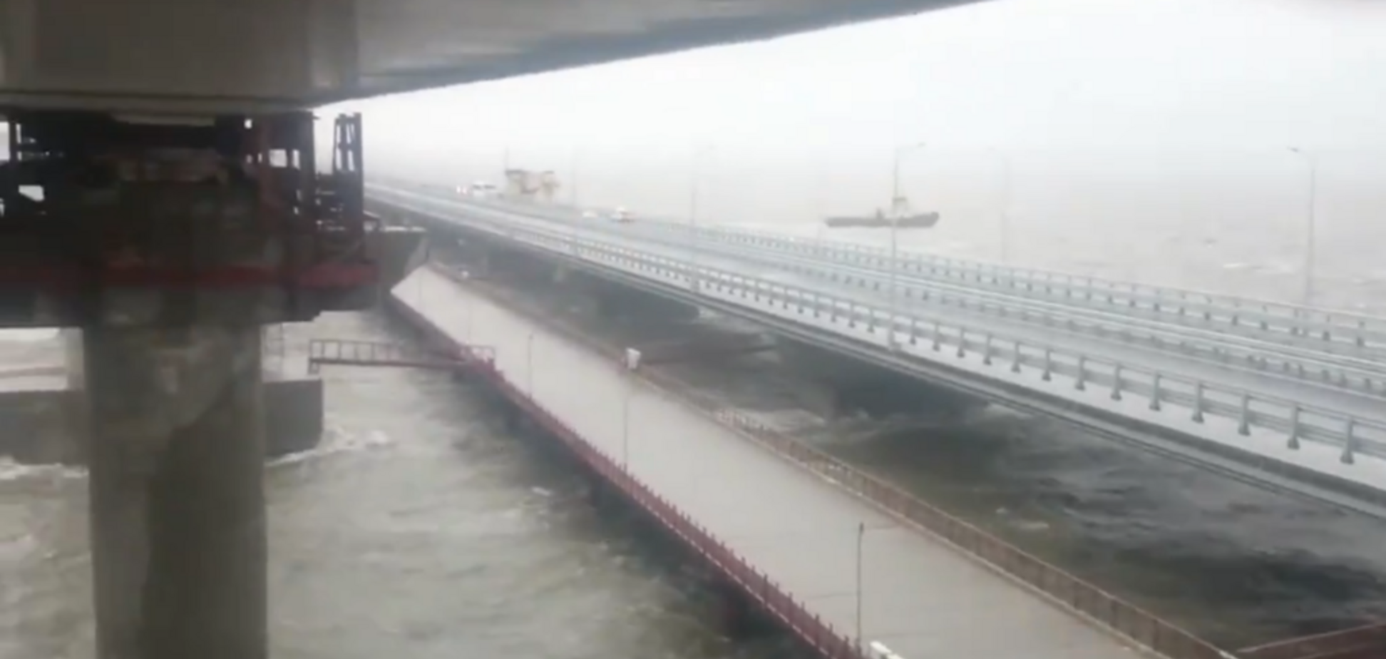У Кримський міст врізався плавучий кран: НП потрапила на відео