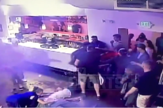 Известный боец MMA нокаутировал посетителя в баре и попал на видео