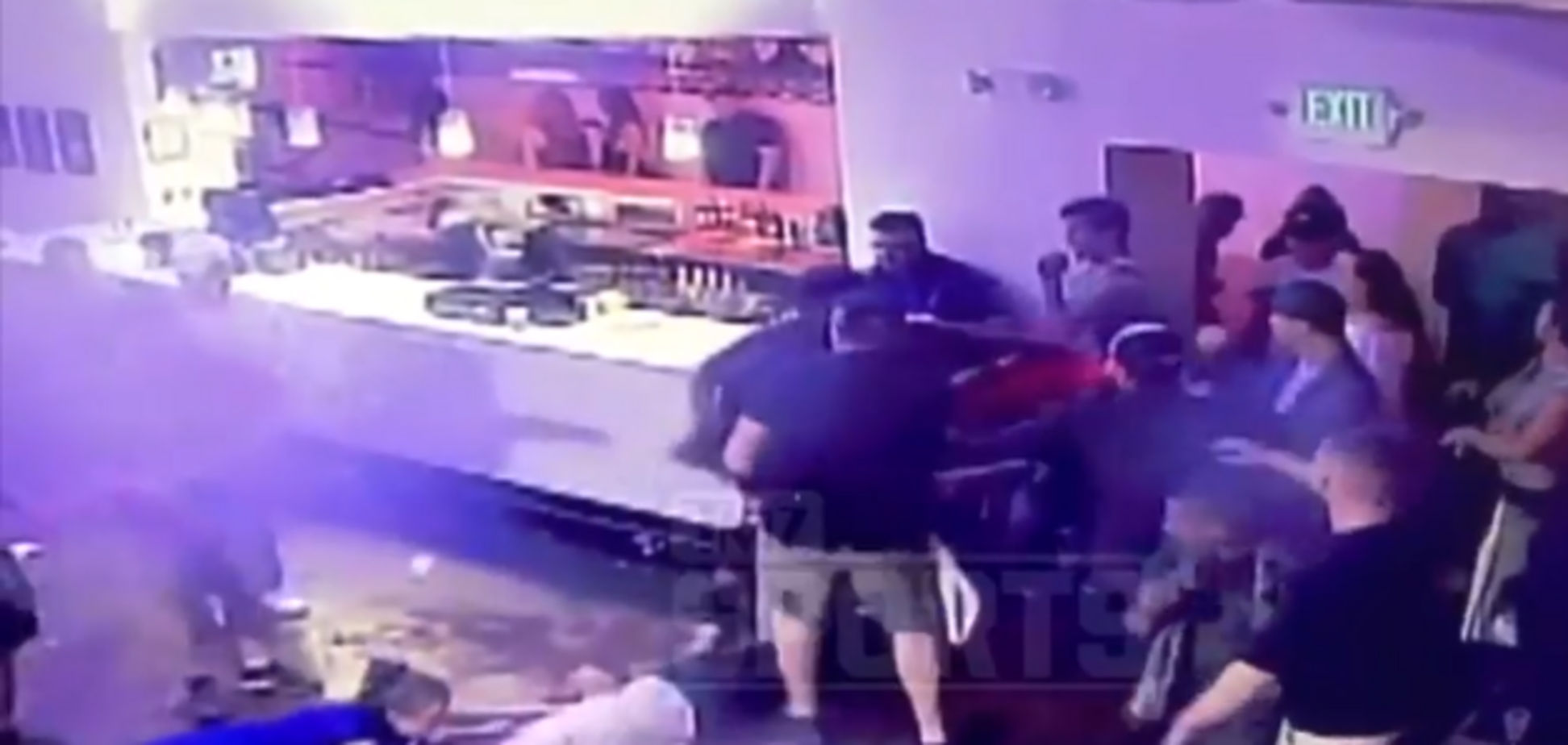 Известный боец MMA нокаутировал посетителя в баре и попал на видео