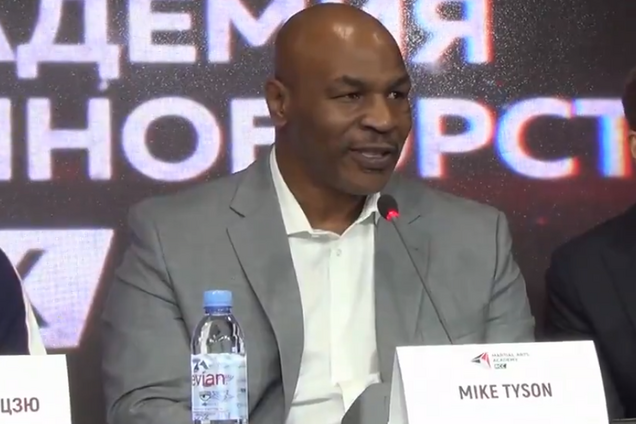 Майк Тайсон прилетел в Россию, где назвал украинца лучшим боксером на планете