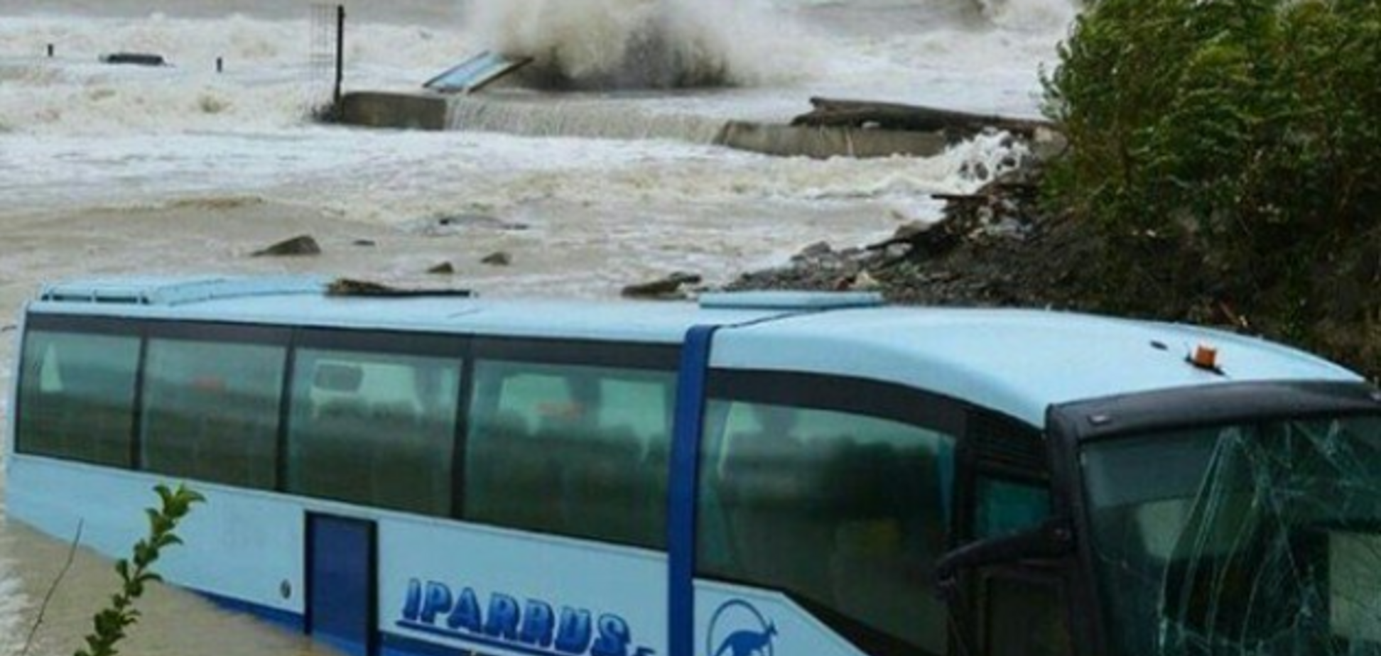 Прикордонне до Криму місто 'затонуло': у море змило цілий автобус. Фото і відео стихії
