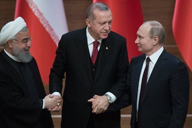 Штаны с подвохом: Путин опять 'замаскировал' свой рост. Фотофакт