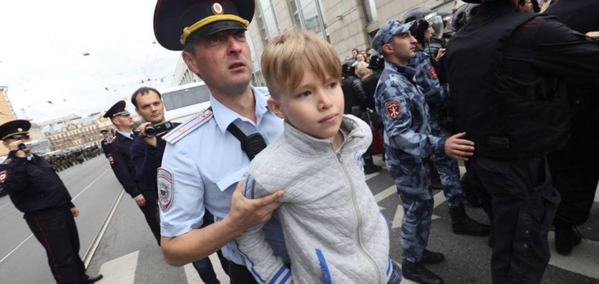 ''Это же сам Гитлер!'' Позорное задержание ребенка в Санкт-Петербурге высмеяли в сети 