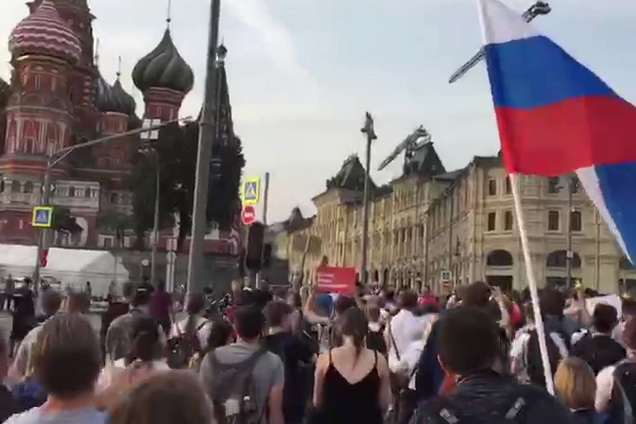 ''Путин - вор!'' Разъяренные россияне добрались до Кремля: первое видео