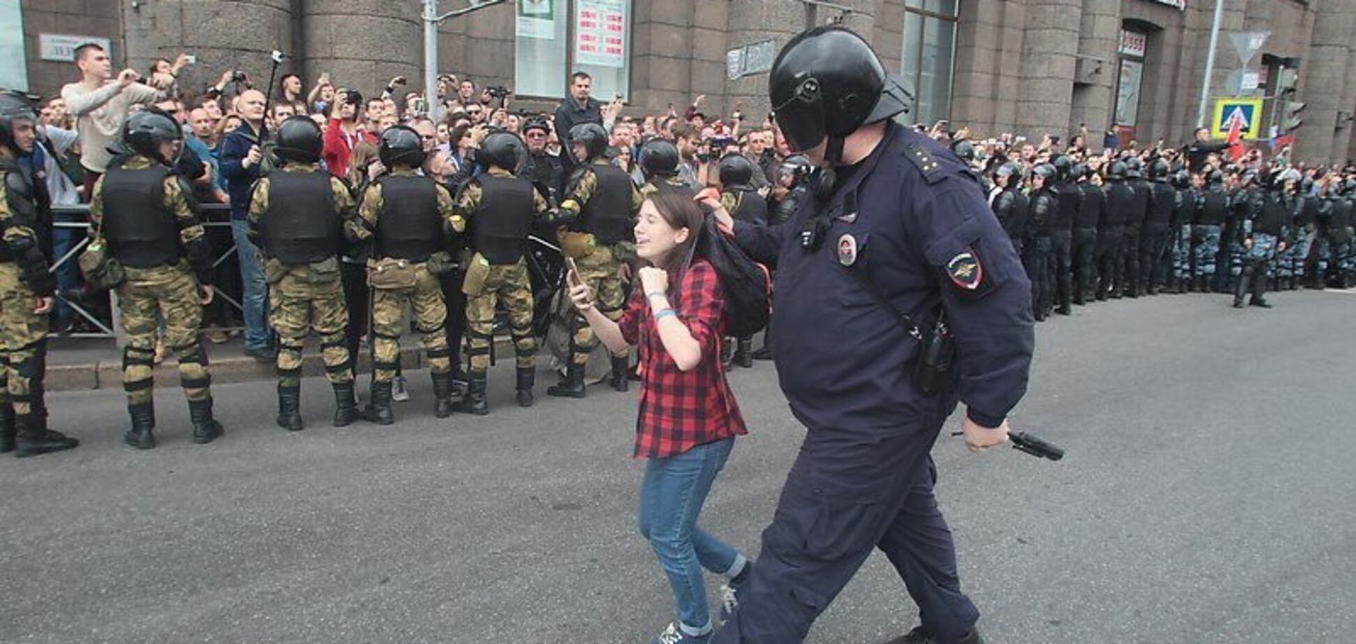 ''Снова украинская хунта?'' Россию потрясло задержание девочки на митинге