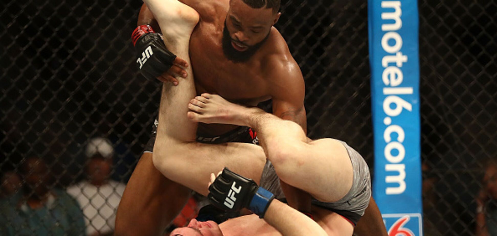 Чемпион UFC задушил соперника и сохранил титул - опубликовано видео