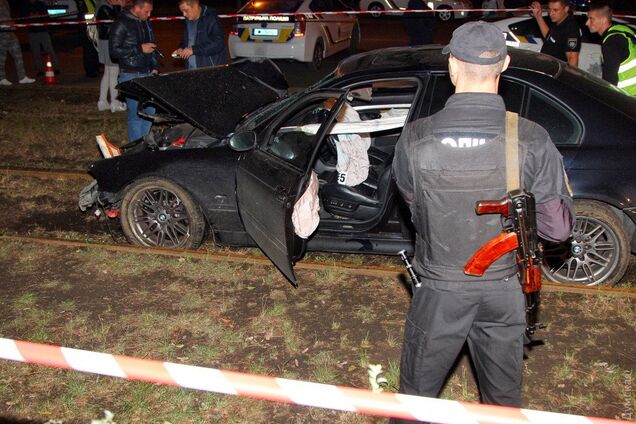В Одессе BMW врезался в остановку с людьми: фоторепортаж с места трагедии 18+