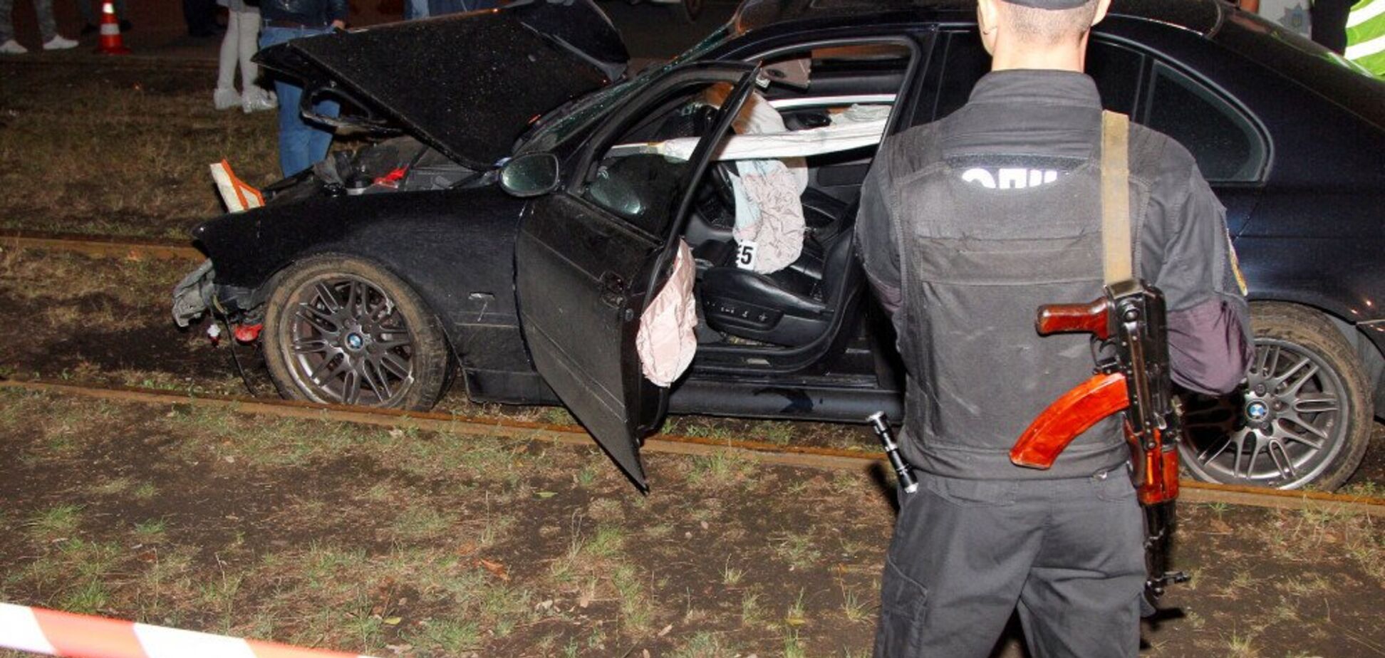 В Одесі BMW врізався в зупинку з людьми: фоторепортаж із місця трагедії 18+