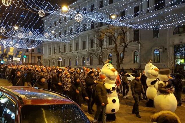 Снеговики и ''Героям слава!'' В Киеве прошел уникальный марш в честь Бандеры