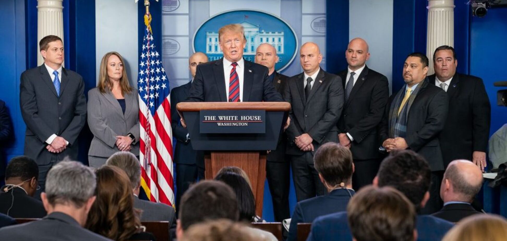 США грозит чрезвычайное положение из-за Трампа-диктатора: что случилось