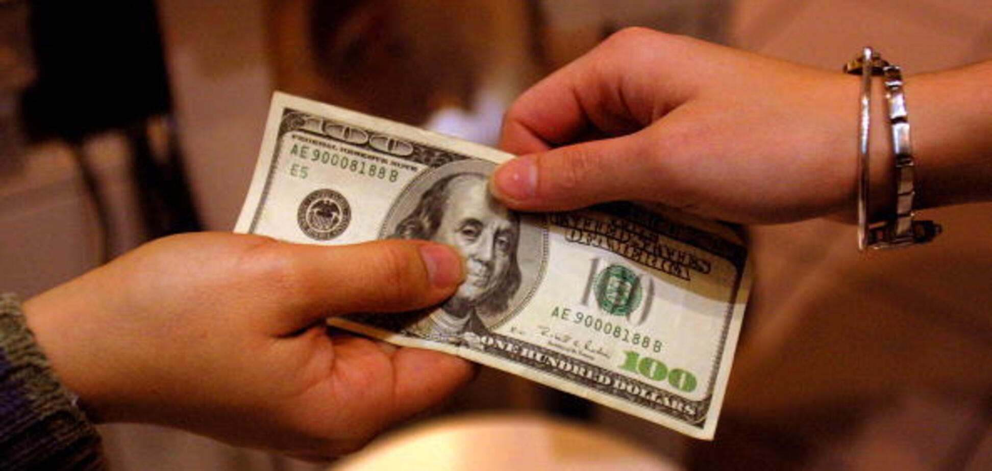 Доллары будут продавать в сети и на улице: что известно о нововведении НБУ