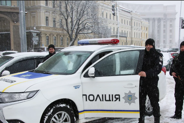 ''Тримали на морозі та погрожували!'' У Києві поліцейських звинуватили у ''свавіллі''