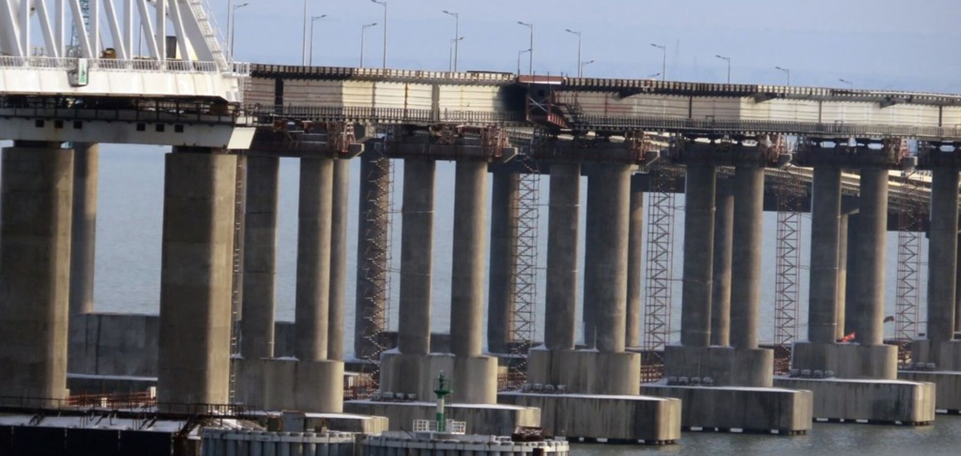 ''Судьбу решит не шторм'': в сети появились свежие фото Крымского моста