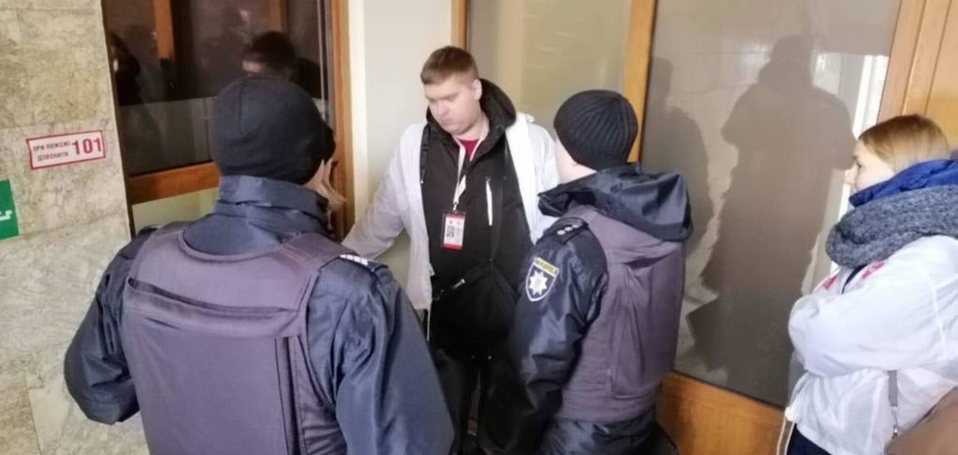 ''За семью замками'': работники АРМА закрылись и не впустили журналистов