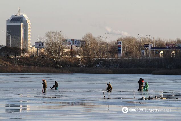 Рыбаки зимой в Киеве