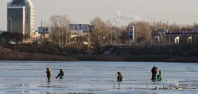 Рибалки взимку у Києві