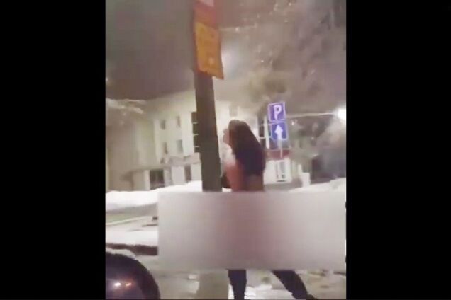 ''А если бы замерзла'': по Кропивницкому разгуливала девушка в одном белье. Видеофакт