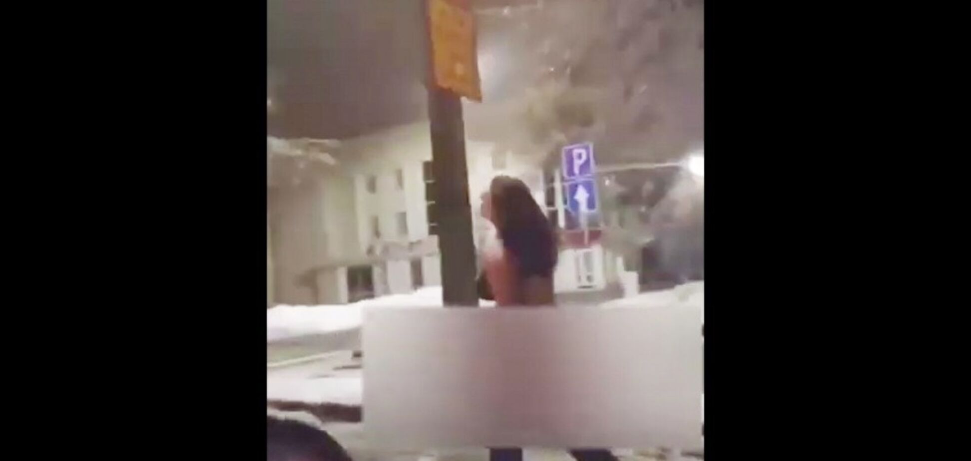 ''А якби замерзла'': у Кропивницькому розгулювала дівчина в одній білизні. Відеофакт