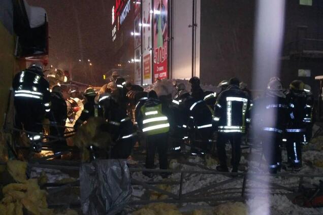 В Харькове рухнула крыша торгового павильона: есть пострадавшие