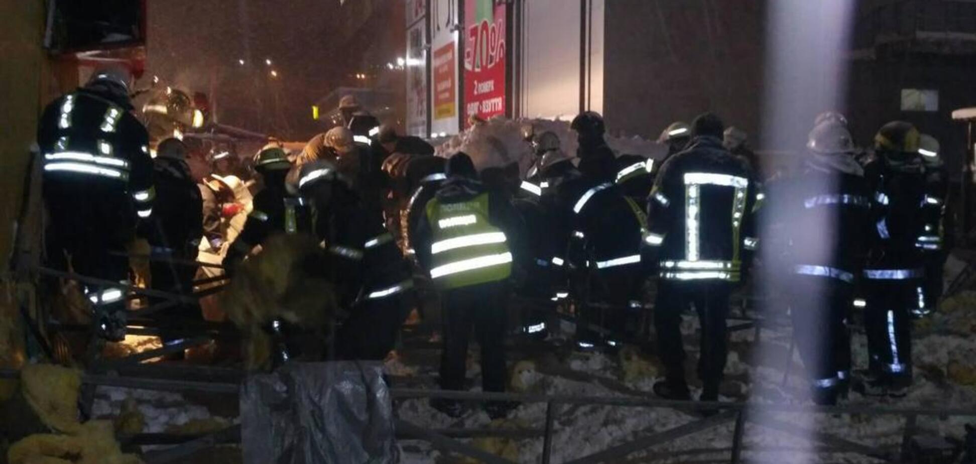 У Харкові впав дах торгового павільйону: є постраждалі