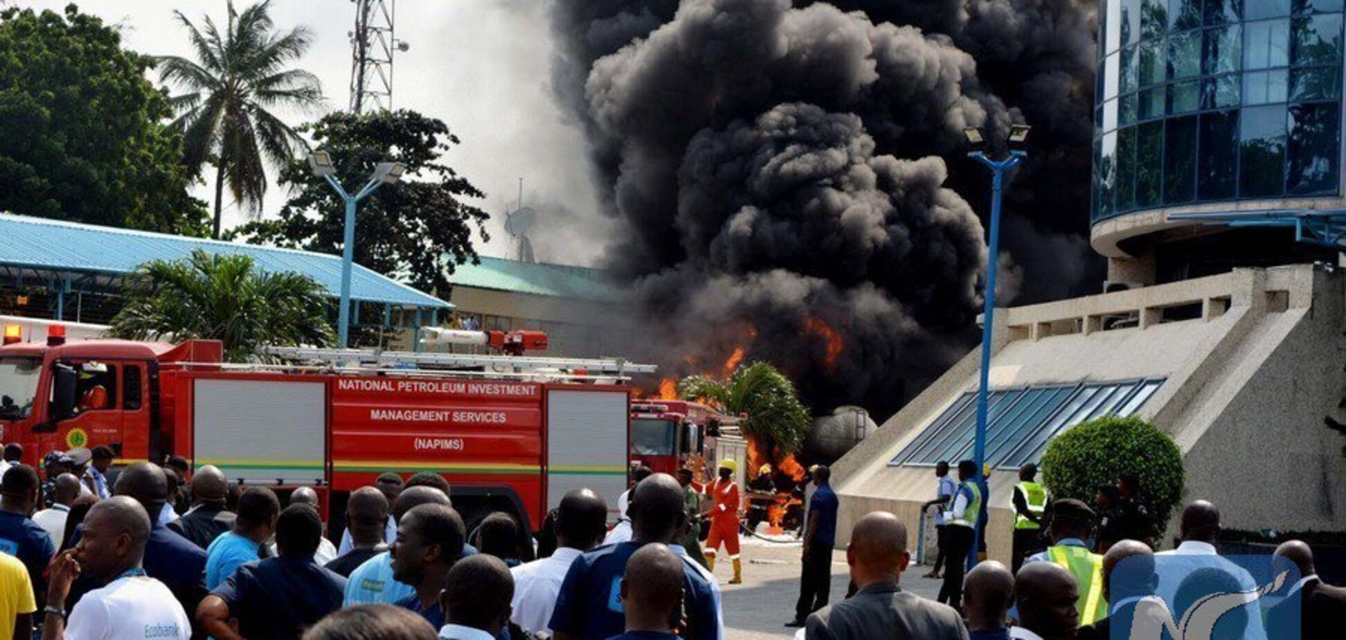 У Нігерії рвонув бензовоз: у потужному вибуху загинули десятки людей. Фото і відео трагедії