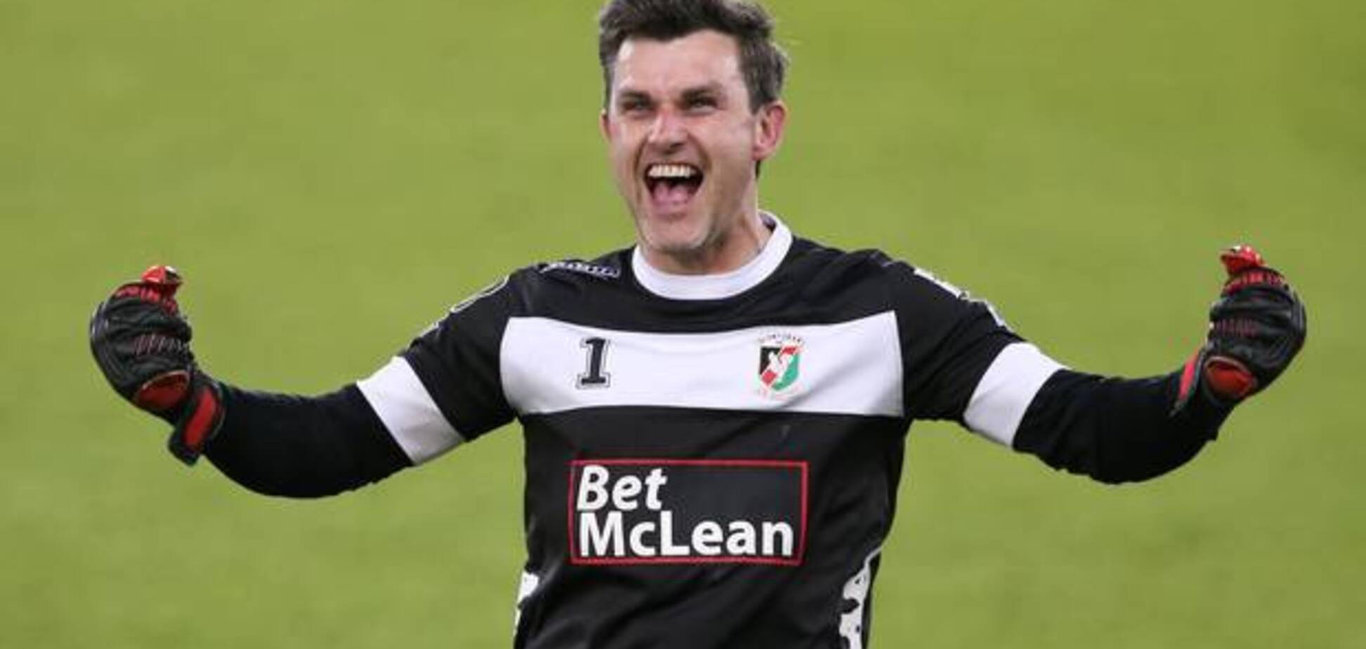 Вратарь забил чумовой гол через все поле в европейском чемпионате