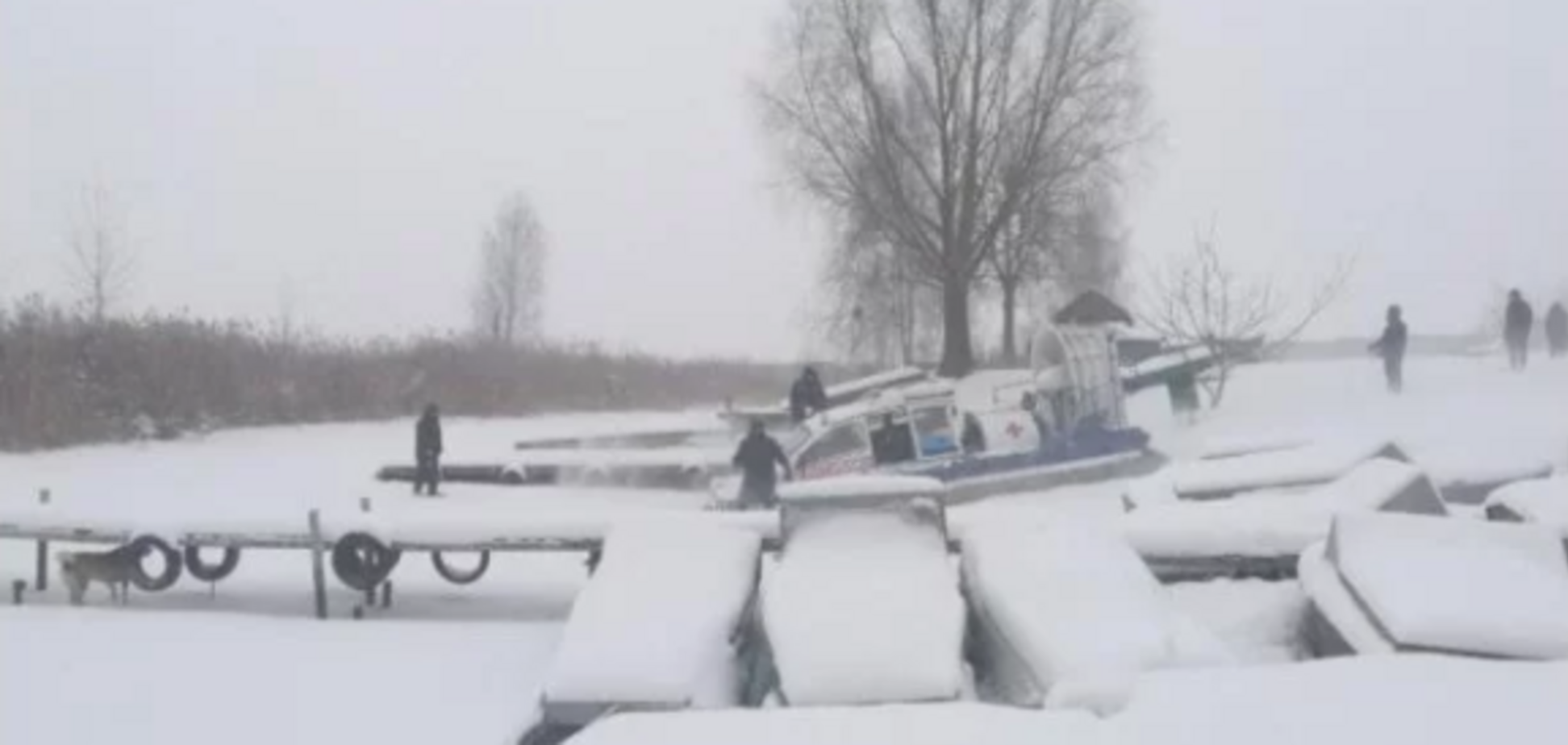 Люди провалились под лед