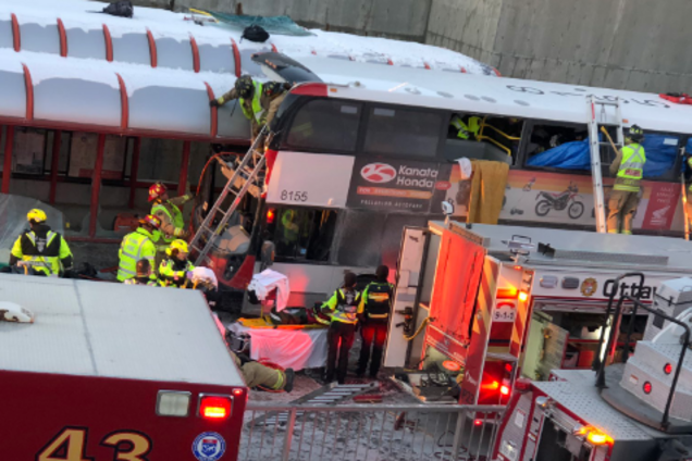 Люди вылетали из окон: в Канаде двухэтажный автобус протаранил остановку, есть жертвы