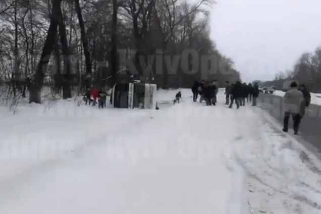 Вылетел в кювет: на Черниговщине перевернулся двухэтажный автобус ''Киев-Москва''. Первое видео ДТП