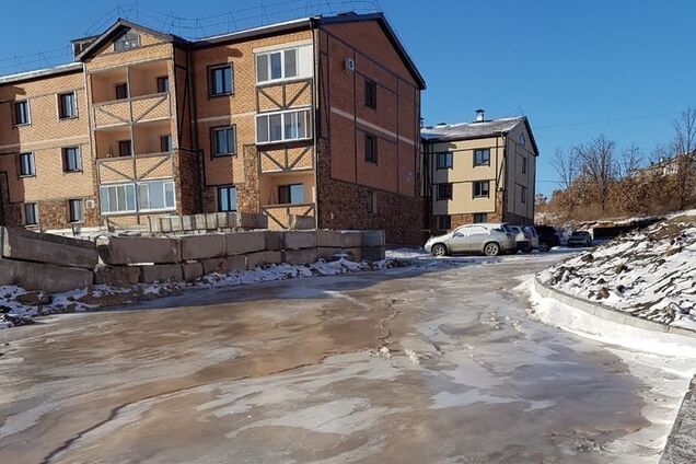 ''Все опять потекло'': скандал с ледяной фекальной горкой в российском селе набирает обороты
