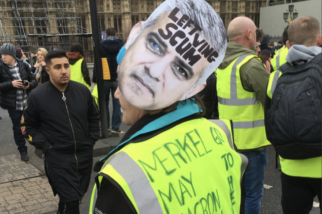 У хід пустили газ і водомети: у Франції відбулися масові затримання 'жовтих жилетів'