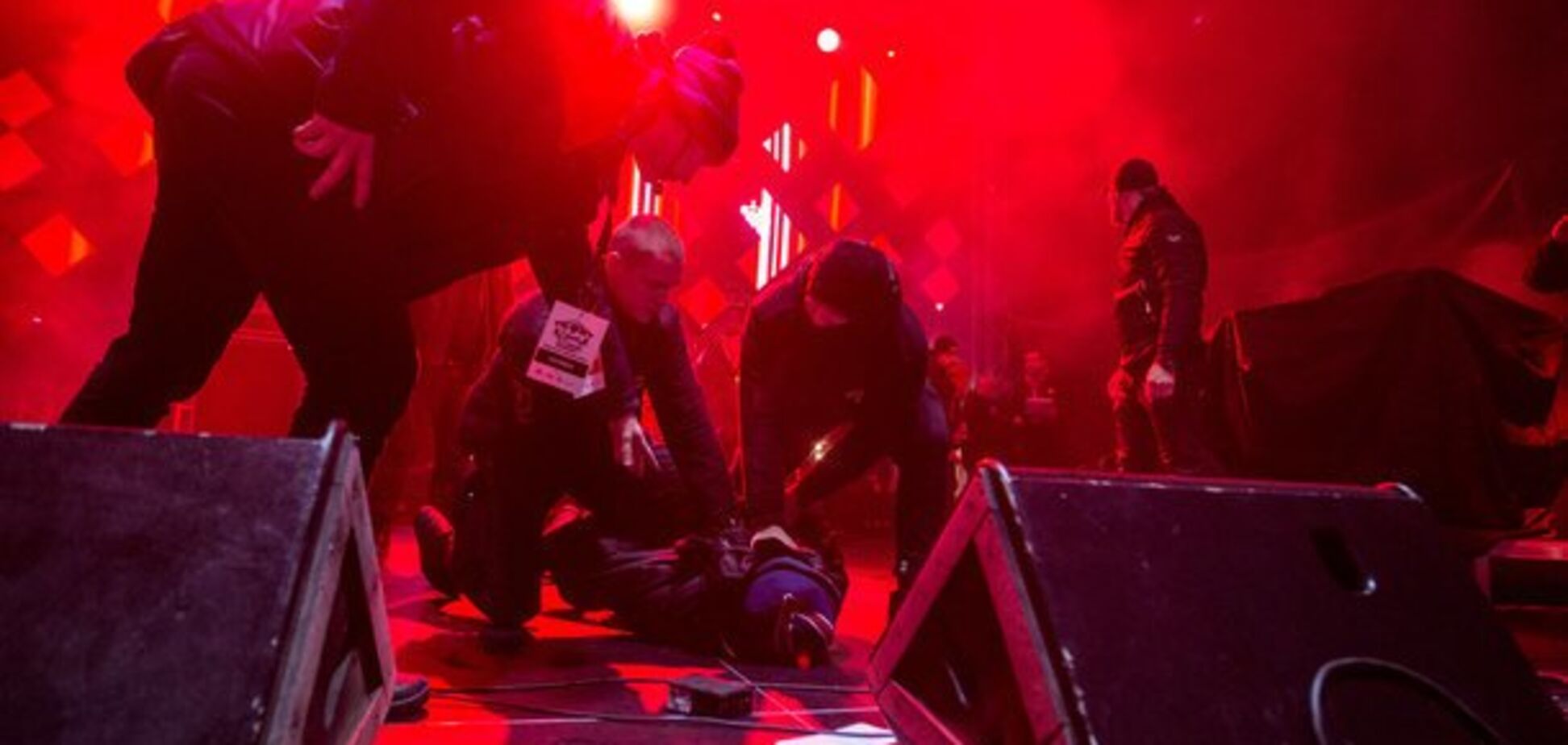 Ударили ножем на сцені: в Польщі відбувся жорстокий напад на мера Гданська