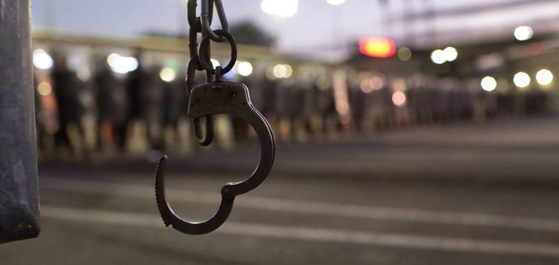 Прикували наручниками посеред вулиці: у центрі Києва сталося зухвале пограбування