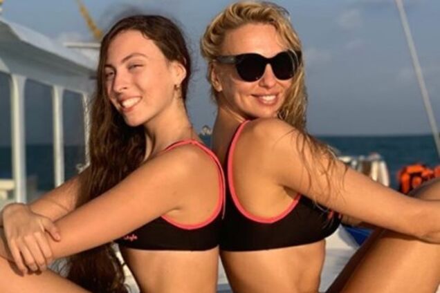 ''Божественные красотки'': Оля Полякова с дочерью похвастались фигурами в купальниках
