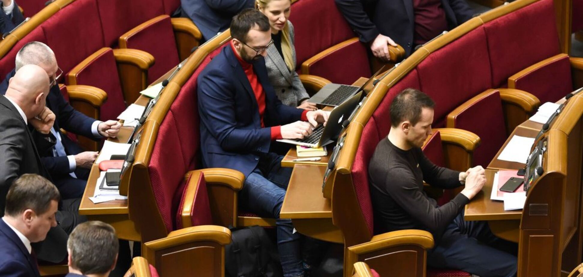 Носки ''в какашки'': Лещенко высмеяли за странный наряд в Раде